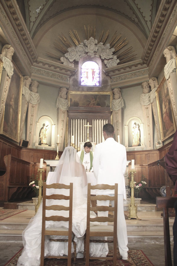 Photographie du couple dans l'église à Lunel dans l'Hérault